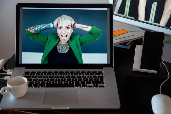 Laptop Mit Einem Bild Eines Tätowierten Mädchens Das Seinen Kopf — Stockfoto