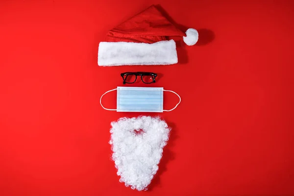 Δημιουργική Χριστουγεννιάτικη Σύνθεση Που Θυμίζει Πρόσωπο Santa Claus Χειρουργική Μάσκα — Φωτογραφία Αρχείου