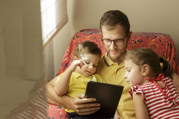 Vader Kinderen Spelen Met Tablet Computer — Stockfoto