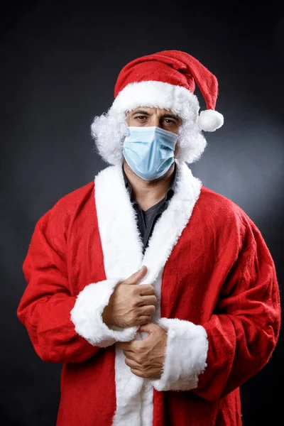 Święty Mikołaj Maską Chirurgiczną Wygląda Poważnie Martwi Izolowany Czarnym Tle — Zdjęcie stockowe