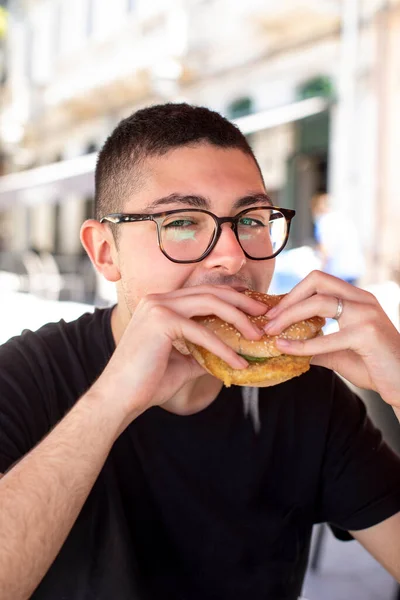 Młody Człowiek Jedzący Hamburgera Ulicy Hiszpanii — Zdjęcie stockowe