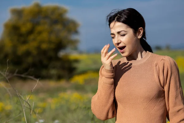 Morena Con Suéter Naranja Mientras Estornuda Protege Con Mano Aislada —  Fotos de Stock