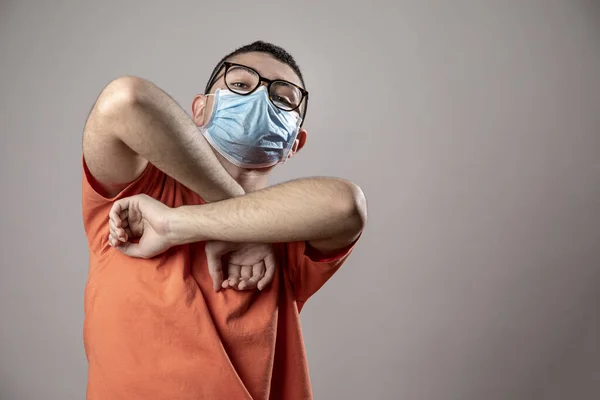 바탕에 의료용 마스크를 코로나 바이러스 — 스톡 사진