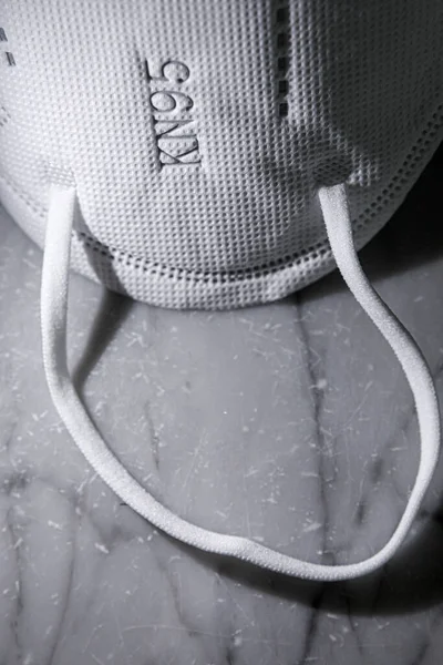 Kn95 Maskesi Ayrıntısı Beyaz Arkaplanda Izole Edildi — Stok fotoğraf