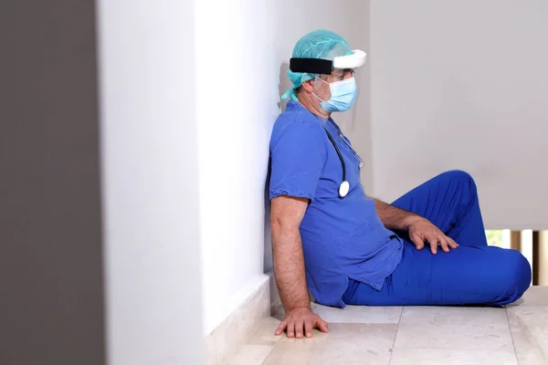Medico Cappotto Blu Con Protezioni Scudo Facciale Distrutti Dalla Stanchezza — Foto Stock