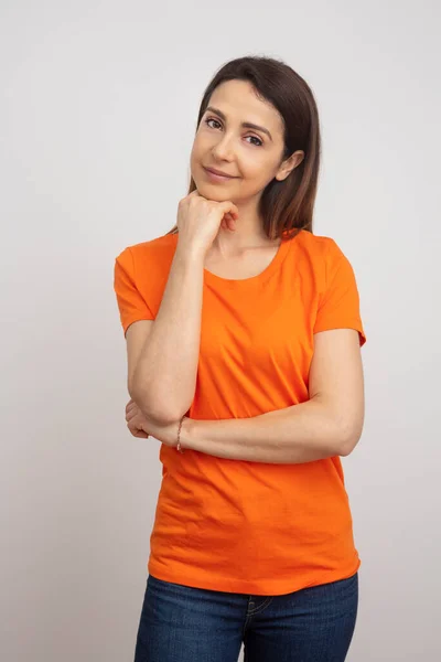 Mörkhårig Flicka Med Orange Shirt Visar Kost Maträtt Med Glad — Stockfoto