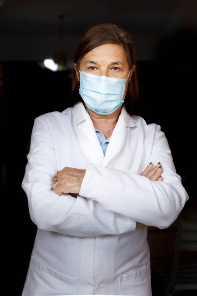 Зріла Жінка Білою Медичною Маскою Обличчя Білою Сорочкою — стокове фото