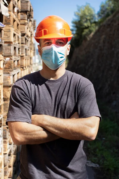Trabalhador Com Capacete Protetor Imerso Paletes Empilhadas — Fotografia de Stock