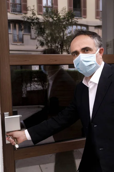 Korunaklı Maskeli Adam Coronavirus Yüzünden Endişeli Bir Şekilde Evinden Ayrılıyor — Stok fotoğraf
