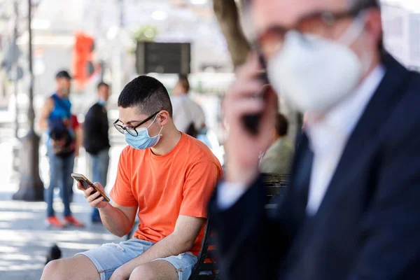 Män Skyddsmasker Med Mobiltelefoner Gatan — Stockfoto