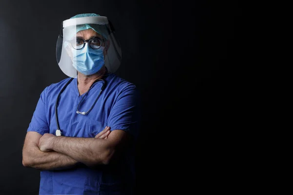 Korunaklı Mavi Ceketli Doktor Siyah Arka Planda Izole Edilmiş Yüz — Stok fotoğraf