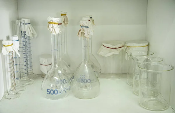 Recipientes Vidro Vazios Prontos Utilizar Num Laboratório Químico — Fotografia de Stock