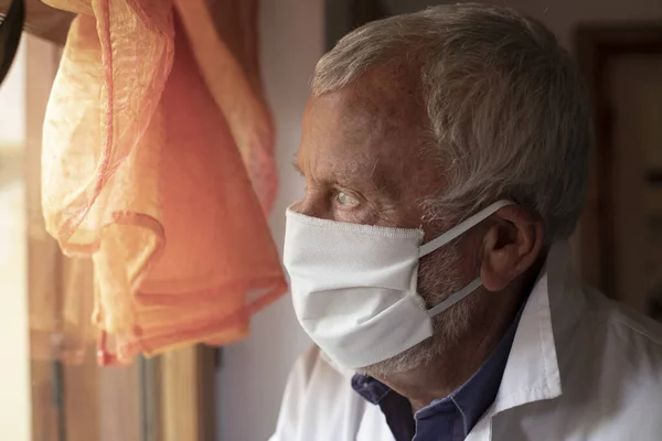 Senior Man Wearing Face Mask Looking Out Window Home Coronavirus — Stock Photo, Image