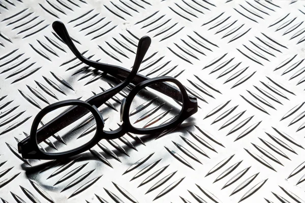 鉄板の上の黒い眼鏡 — ストック写真