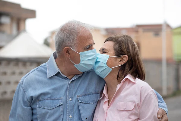 Älteres Ehepaar Trägt Mundschutz — Stockfoto
