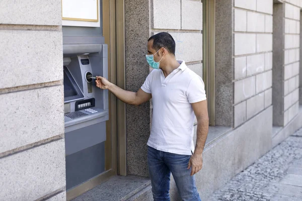Casual Klädd Man Med Ansiktsmask Tar Pengar Från Bankomat Gatan — Stockfoto