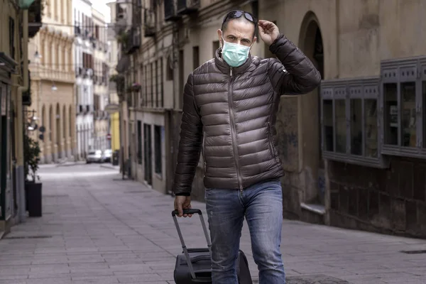Muž Maskou Kráčí Opuštěném Městě Itálii Nese Kufr — Stock fotografie
