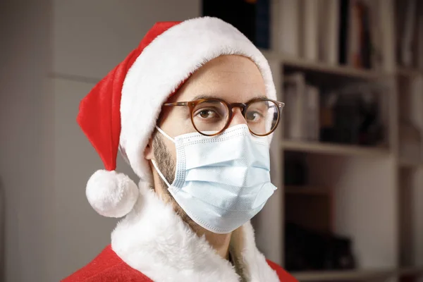 Święty Mikołaj Masce Chirurgicznej Okularach Wygląda Poważnie — Zdjęcie stockowe