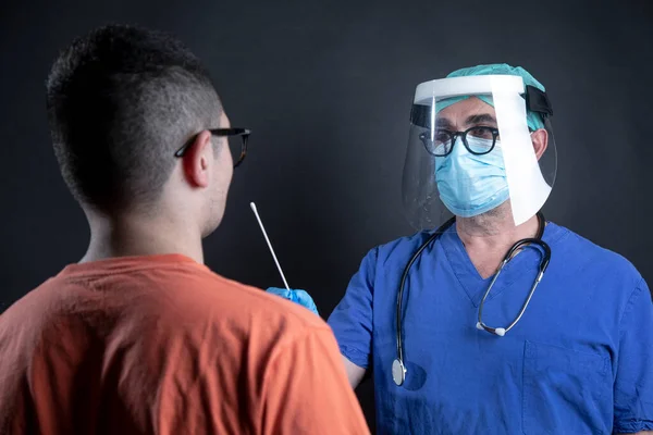 Лікар Хірургічним Захистом Синім Лабораторним Пальто Приймає Пухлину Гортані Пацієнта — стокове фото