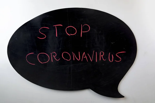 黑板上写着 停止Coronavirus — 图库照片