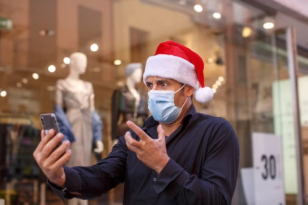 Man Bär Santa Hatt Skjorta Jeans Och Kirurgisk Mask Talar — Stockfoto