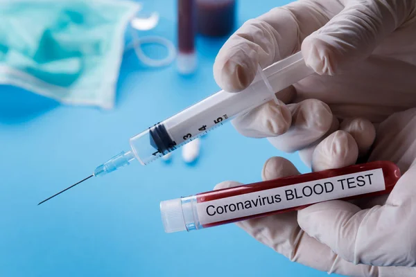 Injekční Stříkačka Zkumavka Krví Související Koronavirem Izolované Modrém Pozadí — Stock fotografie