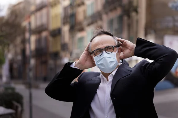 외과용 마스크를 절망적 도시의 상황에서 머리에 있습니다 — 스톡 사진