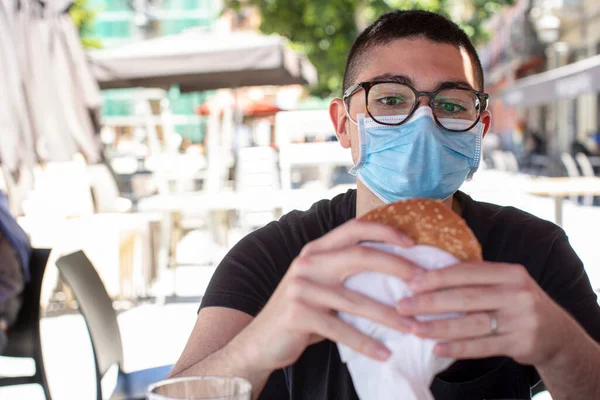 세계적 유행병이 일어나는 사람들 장소에서 샌드위치를 — 스톡 사진