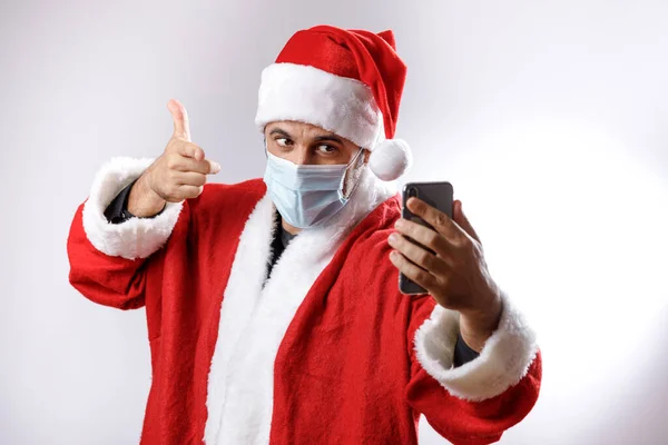 Papai Noel Com Máscara Cirúrgica Cumprimenta Feliz Durante Uma Chamada — Fotografia de Stock