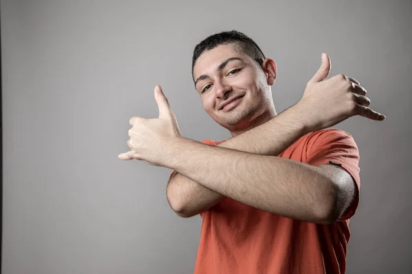 Студійний Знімок Молодого Красивого Чоловіка Дає Великі Пальці Вгору — стокове фото
