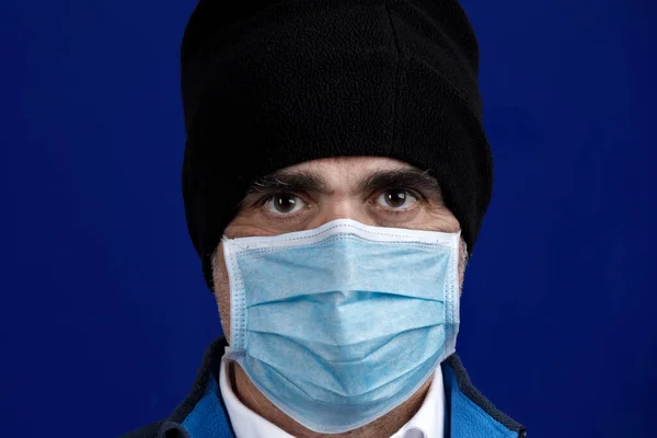 Portrét Muže Ochrannou Maskou Kapotou Izolovaný Modrém Pozadí — Stock fotografie