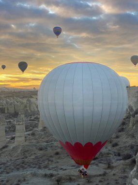 Goreme - Nevehir - Türkiye - 12-26-22: Kapadokya 'da şafakta kalkacak olan sıcak hava balonu gösterisi