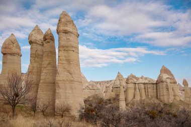 Kapadokya, hindi: Kapadokya vadisindeki ünlü turizm beldesi  