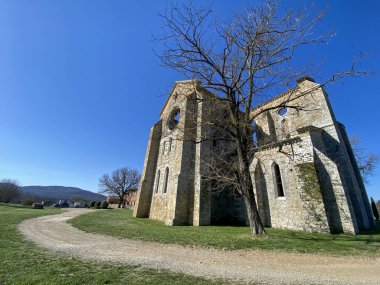 Eski kilise ve açık mavi gökyüzü kırsalda