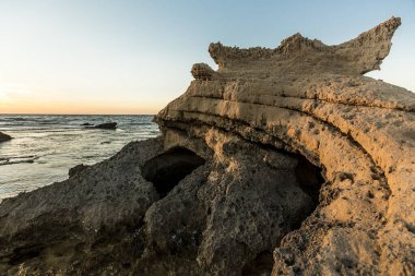 San Vero Milis kuvvetlerinde (Sardinya) Sa mesa Longa 'nın günbatımında manzara)