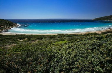 Muhteşem mavi gökyüzü ile güzel bir deniz manzarası 