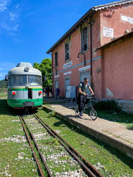 Niño Bicicleta Pedalea Una Estación Fondo Tren Época — Foto de Stock