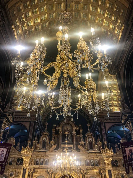 Niedriger Blickwinkel Auf Beleuchtete Kronleuchter Und Schönen Kirchenraum — Stockfoto