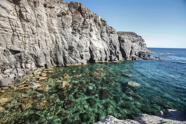 Güzel Deniz Suyu Kayalar Mavi Gökyüzü — Stok fotoğraf