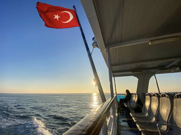 Turkse Vlag Veerboot — Stockfoto