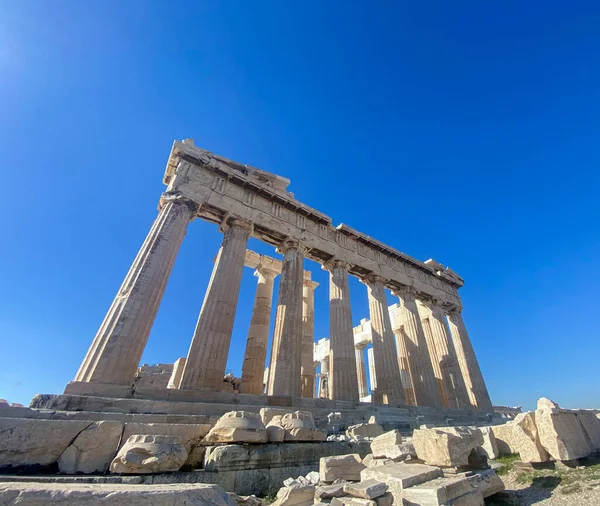 Ruiny Akropolu Atenach Piękny Dzień Błękitnym Niebem — Zdjęcie stockowe