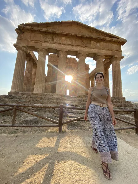 Young Beautiful Woman Ancient Temple Ruins Sunset — Stock Photo, Image