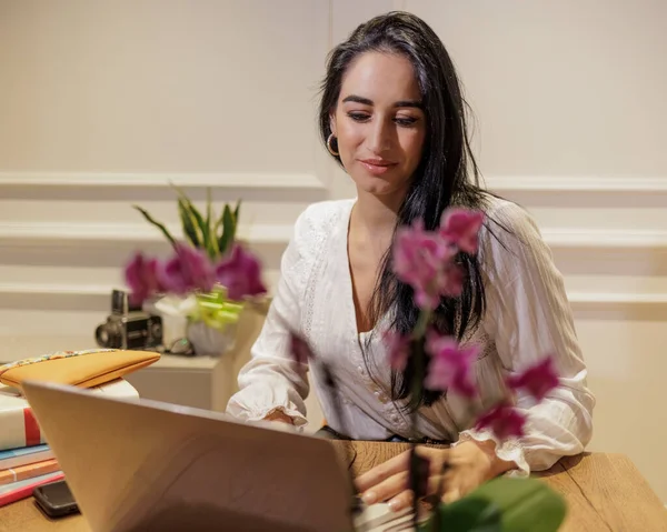 Schöne Frau Arbeitet Laptop Hause Büro — Stockfoto