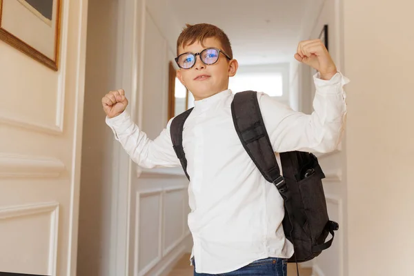 带着眼镜和背包准备上学的孩子 — 图库照片