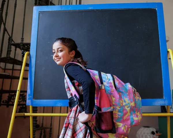 Sırt Çantalı Ekose Elbiseli Bir Öğrenci Okul Sınıfında Tahtanın Yanından — Stok fotoğraf