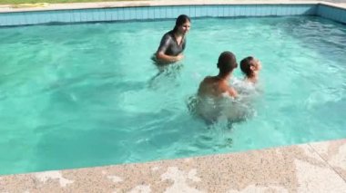 Güney Amerikalı çocukların havuzda mutlu bir şekilde oynadığı 4K videosu.
