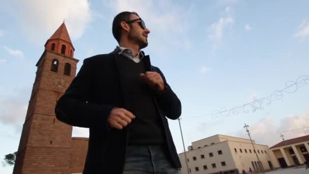 Tmavovlasý Muž Bundou Slunečními Brýlemi Tančí Městě — Stock video