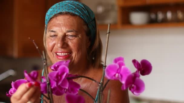 Anciana Con Diadema Trata Sus Orquídeas Casa — Vídeo de stock