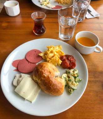 Yumurtalı, kahveli ve meyveli. 