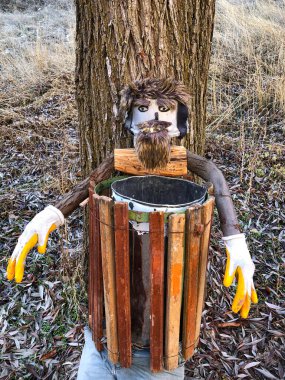 Doğa yolunun ortasında iki korkuluk kuklası.